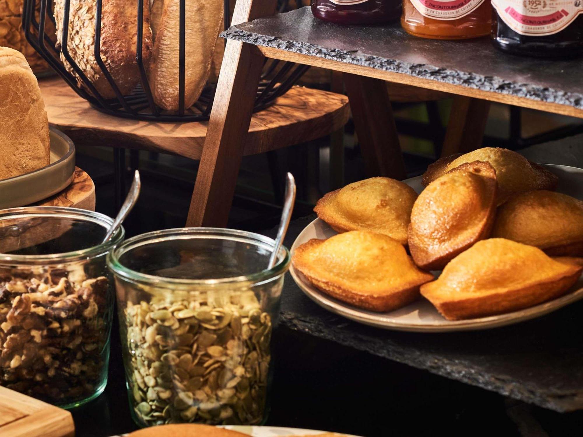 Mercure Butte Montmartre Basilique Paris